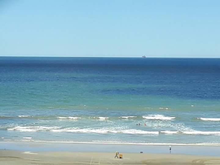 Frente Mar Piscina Churrasqueira Wifi Garagem Portaria 24Hs Apartman Solemar Kültér fotó